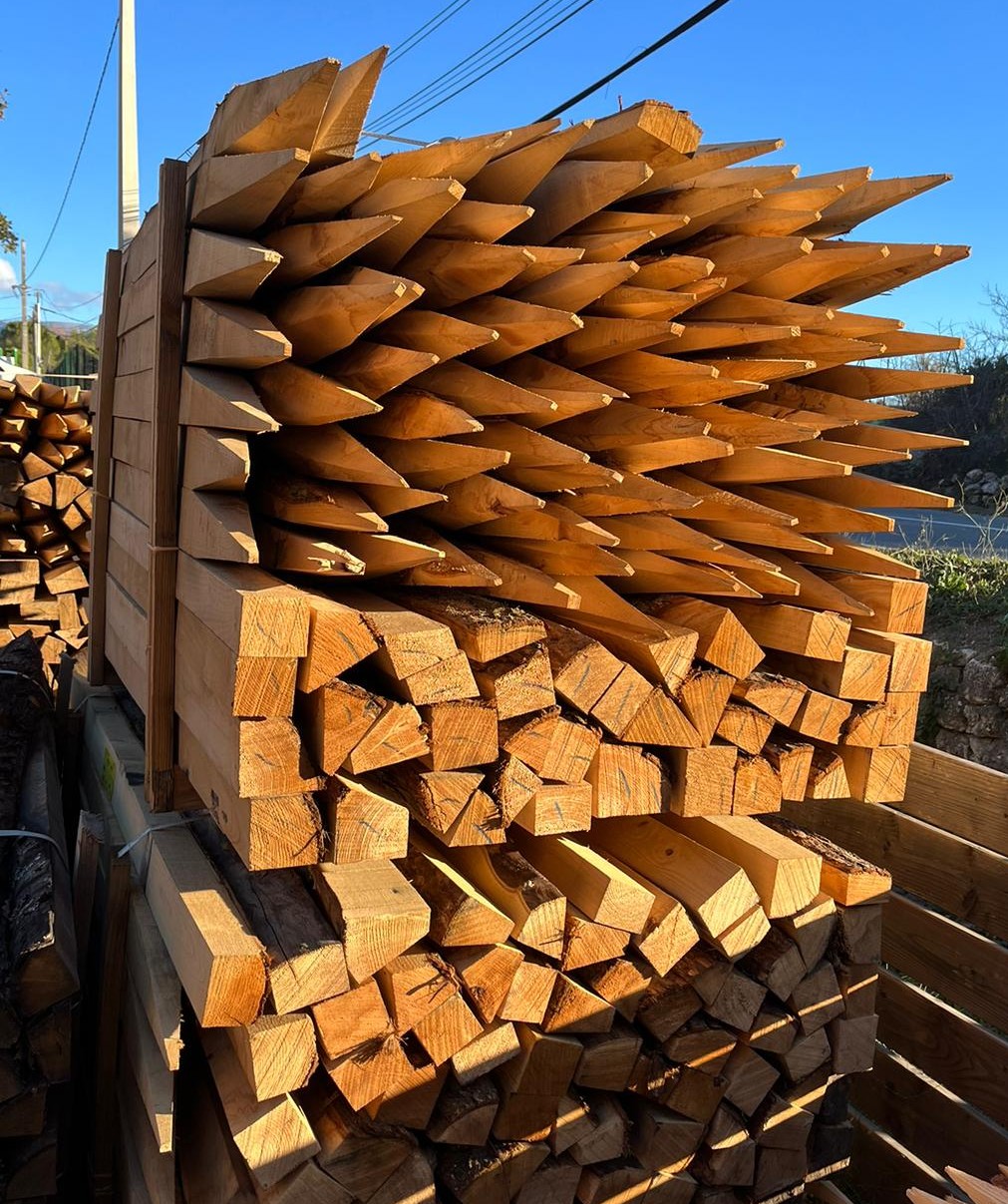 Piquets de clôtures en bois de châtaignier sciés et écorcés