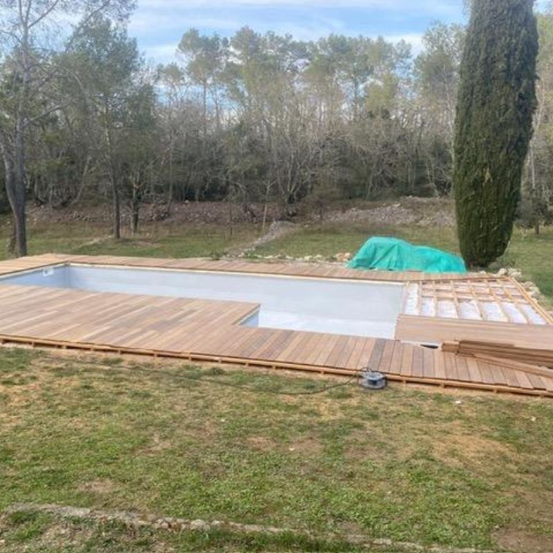 Projet pendant contour piscine en lame de terrasse IPE