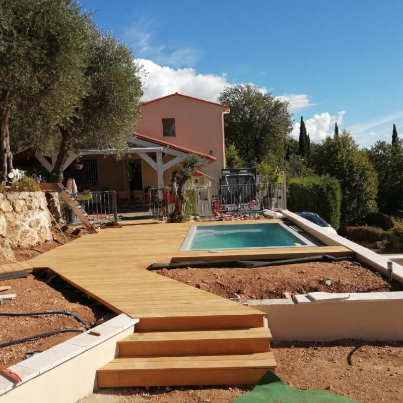 Chantier avec lames de terrasse en bois Garapa