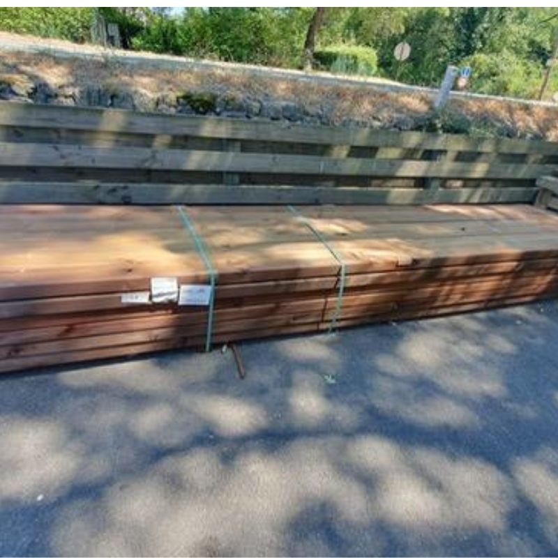 Madrier en bois de pin Marron