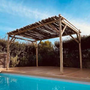 Projet pergolas en eucalyptus sur une terrasse en bois