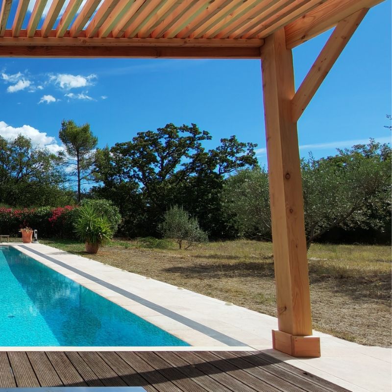 Projet pergolas en eucalyptus dans un jardin