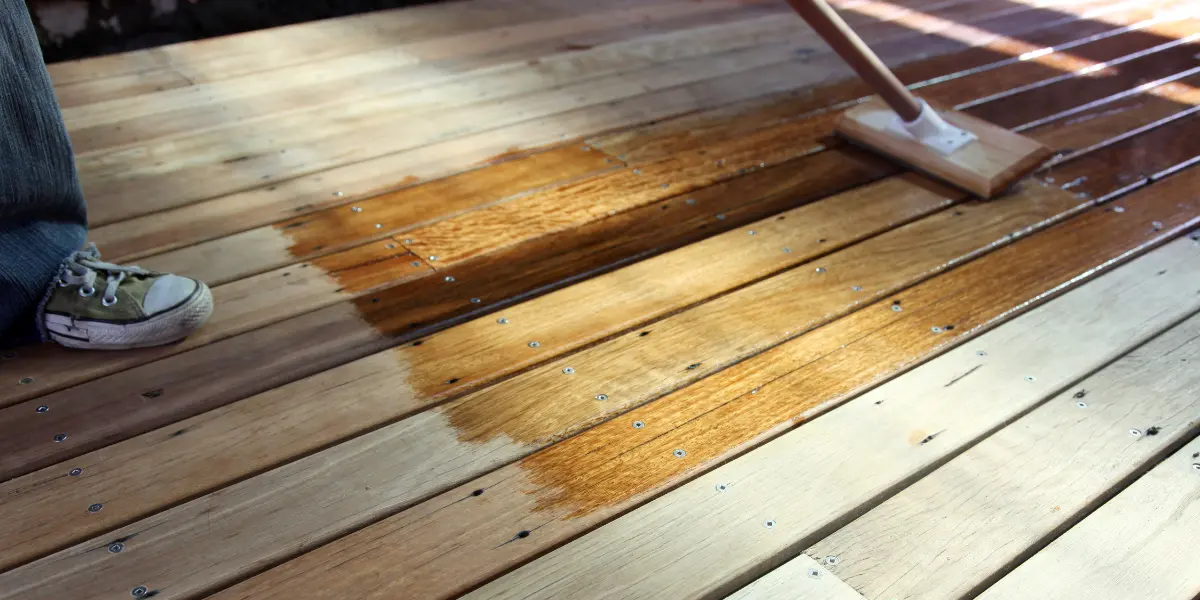 Application d'un saturateur sur des lames en bois
