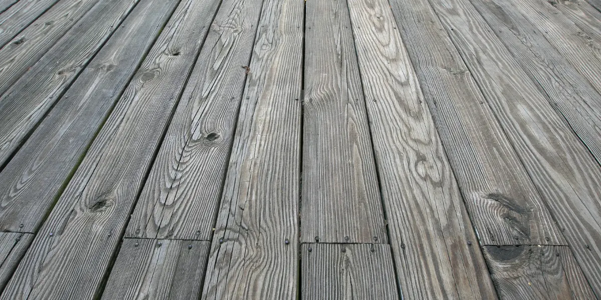 Lames de terrasse en bois grisées par les intempéries